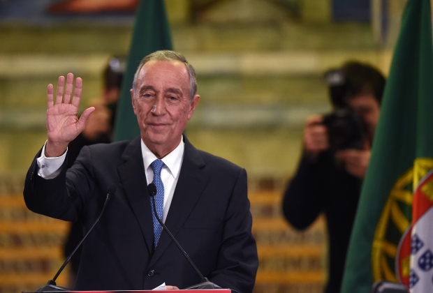 Eleito novo presidente de Portugal, Marcelo Rebelo de Souza,                                                                 de orientação conservadora, católico admirador do Papa Francisco,                                                                 se define como mais à esquerda do que à direita.